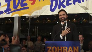 Zohran Mamdani deklarasi kemenangan jadi wali kota keturunan India-Amerika dan Muslim pertama di New York City bersama para pendukungnya di pesta primary election pada Rabu (25/6/2025)