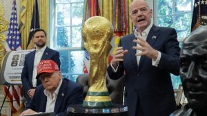 Presiden FIFA, Gianni Infantino, berbicara tentang Piala Dunia 2026 bersama Presiden AS, Donald Trump, dan Wakil Presiden, JD Vance, di Ruang Oval Gedung Putih pada 22 Agustus 2025 di Washington, DC. Trump mengumumkan bahwa pengundian Piala Dunia FIFA 2026 akan berlangsung di Kennedy Center.