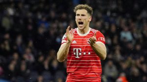 Pemain Bayern Munchen, Leon Goretzka saat laga leg pertama perempat final Liga Champions 2022/2023 melawan Manchester City di Etihad Stadium, Manchester, Rabu (12/04/2023) WIB. Goretzka tampil di bawah ekspektasi. Ia acap kali berada pada posisi yang tidak tepat dan kesulitan untuk mengimbangi aksi Rodri di lini tengah.