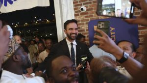 Zohran Mamdani deklarasi kemenangan jadi wali kota keturunan India-Amerika dan Muslim pertama di New York City bersama para pendukungnya di pesta primary election pada Rabu