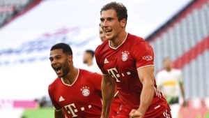 Pemain Bayern Munchen, Leon Goretzka, melakukan selebrasi usai membobol gawang Borussia Moenchengladbach pada laga Bundesliga di Allianz Arena, Minggu (14/6/2020). Bayern Munchen menang 2-1 atas Borussia Moenchengladbach.