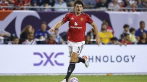 Bek Manchester United #05, Harry Maguire, mengontrol bola dalam pertandingan Seri Musim Panas Liga Primer antara Manchester United dan AFC Bournemouth di Soldier Field, Chicago, Illinois, pada 30 Juli 2025.