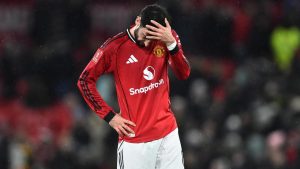 Pemain MU, Bruno Fernandes, frustrasi setelah timnya disingkirkan Brighton & Hove Albion pada lanjutan Piala FA 2025/2026, Minggu (11/1/2026) malam WIB.