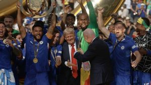 Presiden FIFA, Gianni Infantino (kanan), mengarahkan Presiden AS, Donald Trump, menjauh dari para pemain Chelsea yang merayakan kemenangan setelah mereka memenangkan pertandingan final Piala Dunia Antarklub FIFA di Stadion MetLife pada 13 Juli 2025 di East Rutherford, New Jersey. Ini adalah pertama kalinya dalam sejarah Piala Dunia Antarklub, Amerika Serikat menjadi tuan rumah kompetisi tersebut, satu tahun sebelum AS, Meksiko, dan Kanada dijadwalkan menjadi tuan rumah Piala Dunia pada tahun 2026.