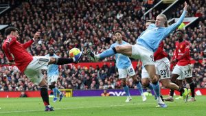 Gelandang Manchester United, Bruno Fernandes (nomor 8), berduel dengan penyerang Manchester City, Erling Haaland (nomor 9), dalam laga di Old Trafford, Manchester, Sabtu (17/1/2026).