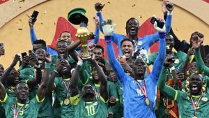 Penyerang Senegal bernomor punggung 10, Sadio Mane, mengangkat trofi saat merayakan kemenangan bersama rekan-rekan setimnya setelah memenangkan pertandingan final Piala Afrika (CAN) 2025 melawan Maroko di Stadion Pangeran Moulay Abdellah di Rabat
