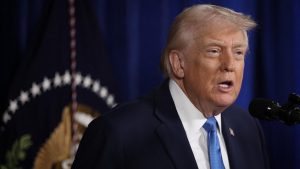 Presiden Donald Trump berbicara kepada media selama konferensi pers di klub Mar-a-Lago miliknya pada 3 Januari 2026, di Palm Beach, Florida. 