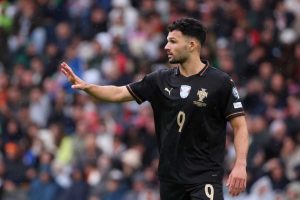 Pemain Portugal, Goncalo Ramos, memberikan isyarat dalam laga kualifikasi Grup F Piala Dunia 2026 melawan Armenia, Minggu, 16 November 2025. 