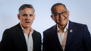 Pelatih Timnas Indonesia, John Herdman dan Ketua Badan Tim Nasional (BTN) Sumardji. (c)