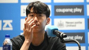 📸 Foto: Son Heung-min memberi instruksi kepada rekan setim
Sumber foto: Reuters