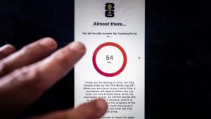 Foto ilustrasi ini menunjukkan jam hitung mundur di situs web FIFA bagi para penggemar sepak bola yang ingin mendaftar tiket Piala Dunia FIFA 2026 di Mexico City pada 10 September 2025. Pendaftaran kini telah dibuka untuk berpartisipasi dalam undian tiket Piala Dunia FIFA 2026, yang akan diselenggarakan di Meksiko, Amerika Serikat, dan Kanada, dengan pertandingan pembukaan berlangsung di Stadion Azteca di Mexico City pada 11 Juni 2026