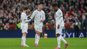 Penyerang Timnas Portugal, Cristiano Ronaldo, menyerakan ban kapten kepada rekan setimnya, Bernardo Silva, setelah sang kapten utama terkena kartu merah dalam laga kontra Irlandia di Grup F Kualifikasi Piala Dunia 2026 zona Eropa yang berlangsung di Aviva Stadium, Dublin, Jumat (14/11/2025) dini hari WIB. Portugal juga kalah 0-2 dari Irlandia dalam laga tersebut. 