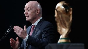 Berdiri di samping Trofi Piala Dunia, Presiden FIFA, Gianni Infantino, menyampaikan pidato pada pertemuan musim dingin Konferensi Walikota AS pada 29 Januari 2026 di Washington, DC. Infantino mempromosikan Piala Dunia 2026, yang akan diselenggarakan bersama oleh Amerika Serikat, Kanada, dan Meksiko, menyoroti potensi manfaatnya bagi kota dan komunitas tuan rumah. 