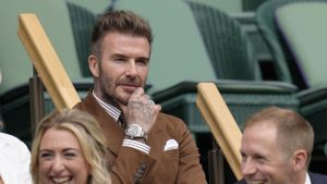 David Beckham menyaksikan Simona Halep dari Rumania dan Amanda Anisimova dari AS bertanding pada hari kesepuluh Kejuaraan Wimbledon 2022 di The Klub Tenis All England, London (6/7/2022). Becks juga tampil necis dengan jam tangan Tudor Black Bay Pro di lenggannya. 