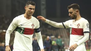 Selebrasi kememnagan dua pemain Timnas Portugal, Cristiano Ronaldo (kiri) dan Bruno Fernandes setelah berakhirnya laga menghadapi Bosnia Herzegovina pada lanjutan Grup J Kualifikasi Euro 2024 di Stadion Bellino Polje, Selasa (17/10/2023) dini hari WIB.