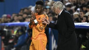 Pemain depan Real Madrid asal Brasil #07, Vinicius Junior (kiri), mendengarkan pelatih Real Madrid asal Italia, Carlo Ancelotti, selama pertandingan leg pertama perempat final Copa del Rey (Piala Raja) antara Club Deportivo Leganes SAD dan Real Madrid CF di Stadion Kota Butarque di Leganes, Kamis dini hari WIB (6-2-2025). (JAVIER SORIANO/AFP)