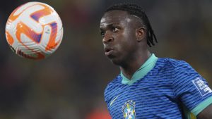Vinicius Junior dari Brasil mengamati bola dalam pertandingan Kualifikasi Piala Dunia 2026 melawan Ekuador di stadion Banco Pichincha di Guayaquil, Ekuador, Kamis, 5 Juni 2025. 