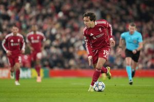Aksi Federico Chiesa bersama Liverpool dalam laga versus PSV di Liga Champions, Kamis (27/11/2025). (c) AP Photo/Jon Super