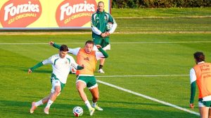 Pemain Italia, Nicolo Cambiaghi dan Mateo Retegui dalam sesi latihan jelang playoff Piala Dunia 2026 melawan Irlandia Utara. (c) Lapresse via AP