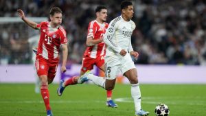 Joshua Kimmich dari Bayern, kiri, dan Jude Bellingham dari Real Madrid berebut bola selama pertandingan leg pertama perempat final Liga Champions antara Real Madrid dan Bayern Munich di Madrid, Spanyol, Rabu (8-4-2026) dini hari WIB. 