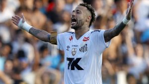 Penyerang Santos, Neymar, berselebrasi di akhir pertandingan Brasileirao Serie A antara Santos melawan Cruzeiro di Stadion Urbano Caldeira, Santos, Senin (8/12/2025) WIB.
