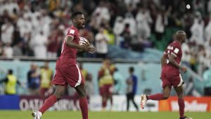 Penyerang Qatar, Mohammed Muntari berselebrasi setelah mencetak gol ke gawang Senegal pada pertandingan grup A Piala Dunia 2022 di Stadion Al Thumama di Doha, Qatar, Jumat (25/11/2022). Sementara Qatar harus gigit jari lantaran hampir dipastikan gagal lolos ke fase gugur.