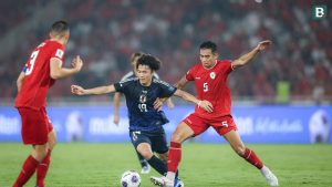 ek Timnas Indonesia, Rizky Ridho, berusaha menghentikan striker Jepang, Koki Ogawa, dalam laga Kualifikasi Piala Dunia 2026 zona Asia yang digelar di Stadion Utama Gelora Bung Karno (SUGBK) Senayan, Jakarta, Jumat (15/11/2024). 