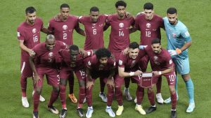 Timnas Qatar berfoto sebelum dimulainya laga matchday pertama Grup A Piala Dunia 2022 menghadapi Timnas Ekuador di Al-Bayt Stadium, Qatar, Minggu (20/11/2022) malam WIB.