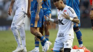 Penyerang Santos, Neymar, berdoa di akhir pertandingan Brasileirao Serie A antara Santos melawan Cruzeiro di Stadion Urbano Caldeira, pada Senin (8/12/2025) WIB. 