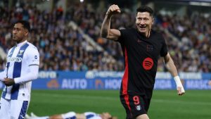 Pemain depan Barcelona asal Polandia #09 Robert Lewandowski merayakan gol bunuh diri bek Leganes asal Spanyol #03 Jorge Saenz dalam pertandingan LaLiga Spanyol 2024/2025 antara Leganes SAD melawan Barcelona di Estadio Municipal de Butarque pada Minggu (13/4/2025) dini hari WIB. 