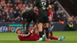Para pemain memberikan perawatan kepada striker Liverpool, Hugo Ekitike, yang tergeletak cedera saat pertandingan leg kedua perempat final Liga Champions UEFA melawan Paris Saint-Germain di Anfield, Liverpool, Inggris barat laut, pada 14 April 2026.