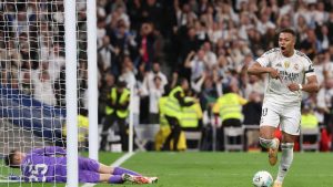 Penyerang Real Madrid, Kylian Mbappe merayakan gol keduanya ke gawang Valencia CF di Stadion Santiago Bernabeu di Madrid pada tanggal 1 November 2025. 