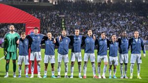 Para pemain Italia berdiri untuk lagu kebangsaan menjelang pertandingan final kualifikasi Piala Dunia 2026 zona Eropa antara Bosnia-Herzegovina dan Italia di stadion Bilino-Polje di Zenica pada 1 April 2026.