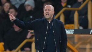 Manajer Liverpool, Arne Slot, memberi instruksi dari tepi lapangan saat menghadapi Wolverhampton Wanderers dalam pertandingan Liga Inggris di Molineux, Inggris, Rabu (4/3/2026) dini hari WIB.