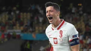 Robert Lewandowski. Striker Timnas Polandia berusia 33 tahun ini telah membuat 6 hattrick dari total 72 gol dalam 127 laga internasional. Hattrick pertamanya dibuat saat ia mencetak 4 gol ke gawang Gibraltar pada kualifikasi Piala Eropa, 7 September 2014 yang berkesudahan 7-0.